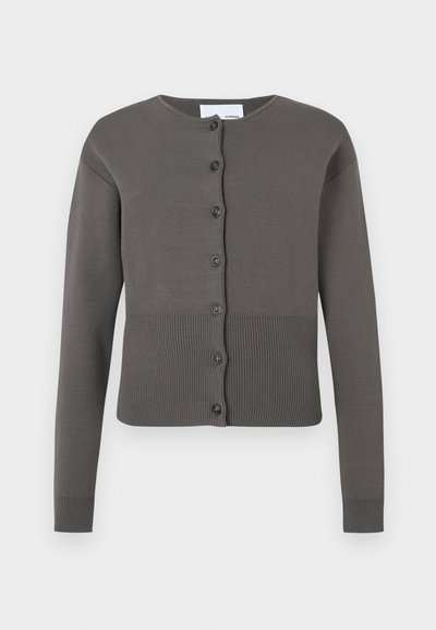 Cardigan en maille grise avec col rond, manches longues et fermeture boutonnée à l'avant. Comprend un ourlet et des poignets côtelés.