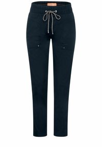 Marina blöjbyxor med elastisk midja och justerbar snörning, sidofickor och dekorativa silver-accenter. Slät tyg med smal ben-design.