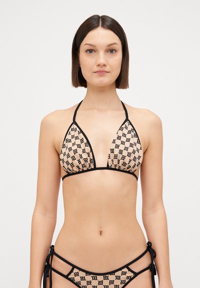 Ensemble bikini avec un motif monogramme beige et noir, des bonnets triangulaires, des bretelles fines noires, et des côtés à nouer réglables sur la pièce inférieure.