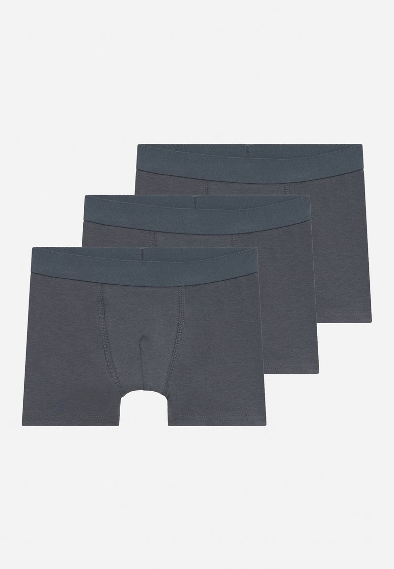 Tre mørkegrå boxer shorts med brede elastiske taljebånd, anbragt overlappert på en hvid baggrund.