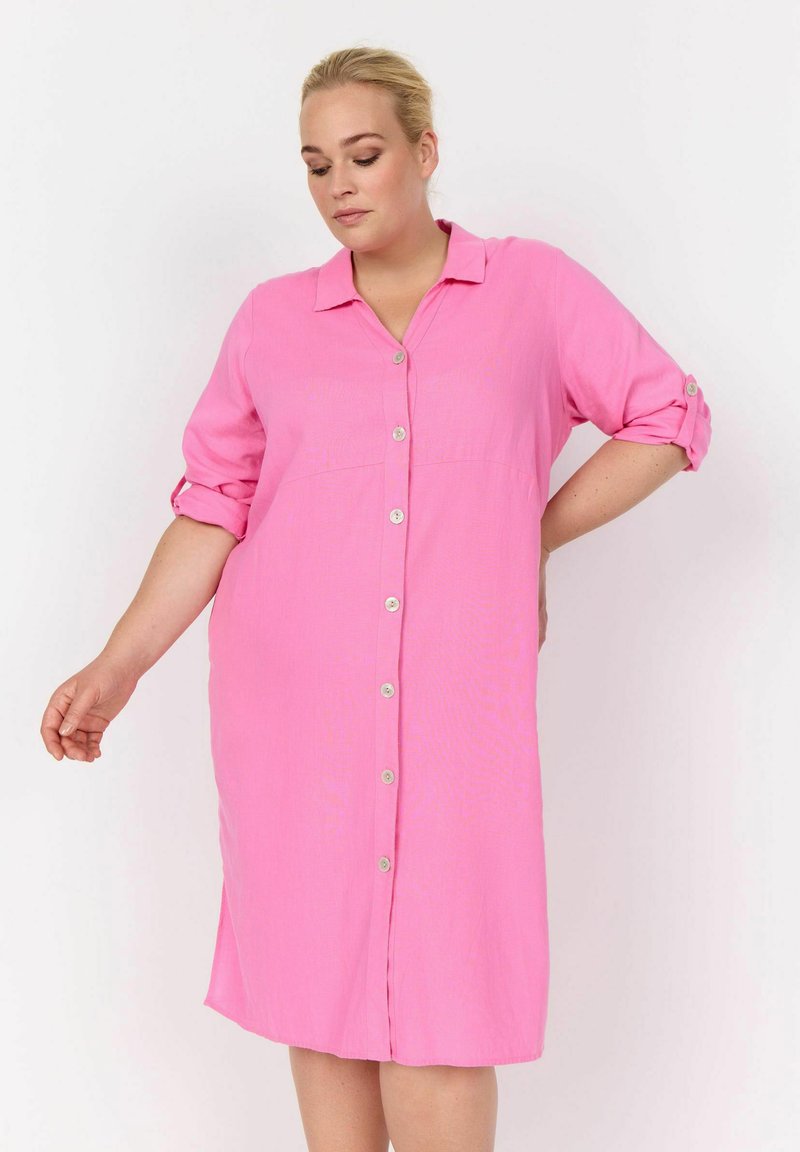 Abito rosa con colletto, maniche arrotolabili e taglio dritto. Realizzato in tessuto leggero, con bottoni frontali visibili.