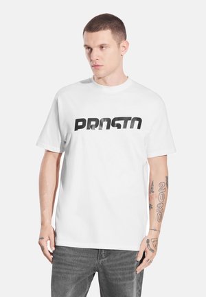 Biała bawełniana koszulka z krótkim rękawem, z wyraźnym czarnym nadrukiem "PRONSTN" na piersi. Klasyczny okrągły dekolt.