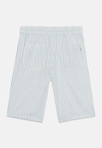 Stripete lyseblå shorts med elastisk midje, som har to bakf Pocket, laget av lett materiale. Tilpasset passform og knelengde.
