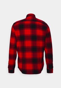 Rood en zwart geruite blouse met lange mouwen, voorzien van een knoopsluiting bij de kraag, rechte zoom en manchetten met twee knopen, gemaakt van een zachte stof.