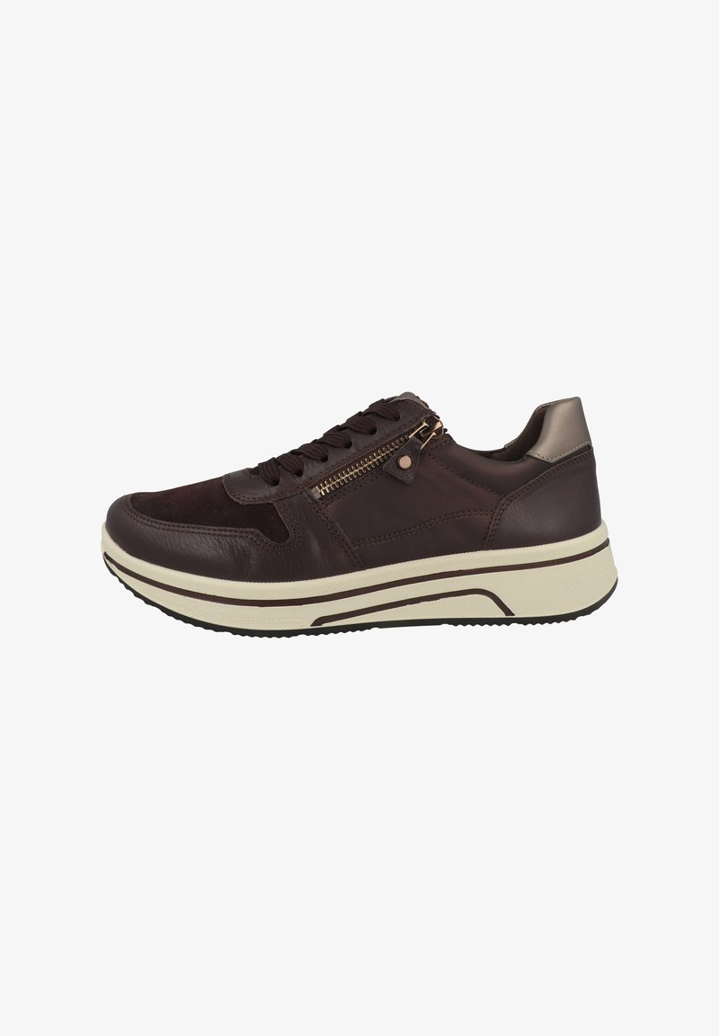 Zapatilla marrón que presenta una combinación de cuero liso y texturizado, cierre de cordones en la parte delantera, detalle de cremallera lateral y una media suela blanca con suela de goma.