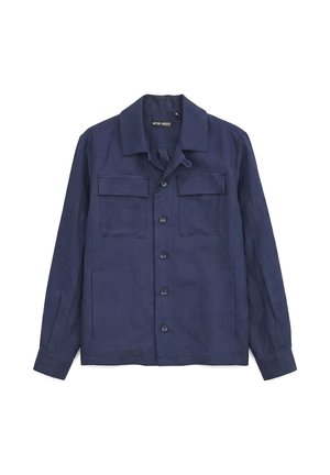 Marineblauw overhemdjack met lange mouwen, knopen aan de voorkant, twee borstflapzakken en een kraag, plat gelegd op een witte achtergrond.