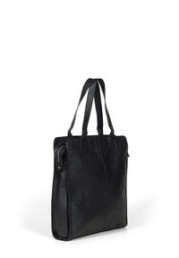 Czarna skórzana torba tote z dwoma wytrzymałymi uchwytami, gładką fakturą, zapinaną na zamek kieszenią boczną oraz prostym, prostokątnym kształtem.