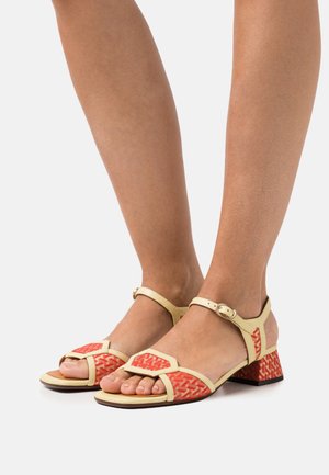 Chie Mihara, Sandales - metallic red