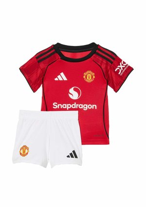 Maglietta da calcio rossa del Manchester United con accenti neri, pantaloni corti bianchi con strisce nere Adidas e loghi del club. Realizzata in materiale traspirante.