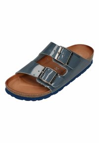 Grå patent sandaler med to justerbare stropper, sølvspænder, en brun sål og en blå gummisål. Korkmellemsål synlig.