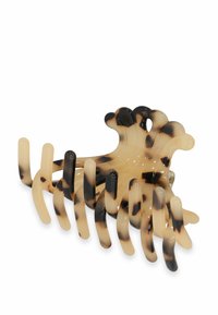 Una grande pinza per capelli realizzata in plastica lucida con motivo tartarugato in beige e marrone, dotata di denti allungati e curvati per un'ottima presa.