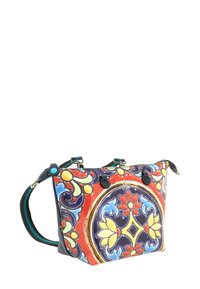 Borsa colorata con motivi floreali e circolari, principalmente rossa, blu e gialla. Realizzata in tessuto con manici resistenti e dettagli arrotondati.