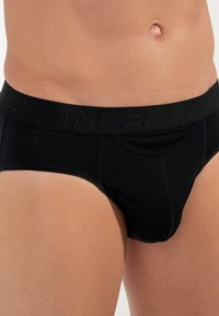 Zwarte herenboxershort met een gestructureerde tailleband, voorzien van een gevormde pouch en platte naden voor comfort. Gladde stofafwerking.