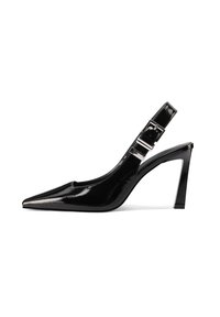 Scarpa con tacco slingback in pelle verniciata nera, punta affusolata, fascetta regolabile con fibbia e un design elegante del tacco a blocco geometrico.