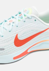 Nike Performance JOURNEY biały
