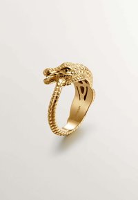 Anillo de tono dorado con forma de serpiente enroscada, que presenta escamas detalladas y dos cabezas. Banda interna suave con grabado de marca.