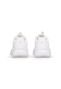 Sneakers albe de atletism cu un finisaj neted, asemănător cu pielea, accente din plasă, guler căptușit și o talpă texturată. Detaliu cu logo pe călcâi.