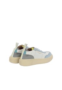 Sneakers bianchi e grigi con accenti blu e gialli. Materiali in tela e pelle testurizzati. Suola in gomma spessa e linguetta decorativa sul tallone.