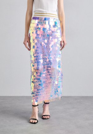 Holografische midi-rok met ronde pailletten in pastelkleuren. Kenmerkt zich door een aansluitende tailleband met gouden strepen en een rechte silhoette.