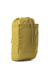 Olivgrüner Nylon-Rucksack mit Kordelzugverschluss, Fronttasche und dezentem, rundem Logo; glatte Textur und rechteckige Form.