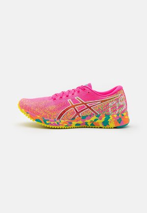 Felroze hardloopschoen met multicolor zool en wit logo aan de zijkant, weergegeven op een effen lichte achtergrond.