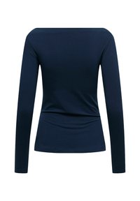 Koszula z długim rękawem w kolorze granatowym, wykonana z miękkiego materiału. Posiada dopasowany krój z dekoltem typu łódka i smukłą sylwetką.