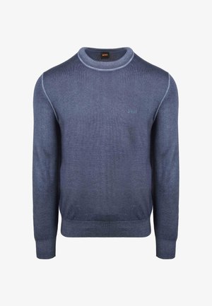 Blauwe trui met ronde hals gemaakt van zachte gebreide stof. Heeft geribbelde manchetten en zoom, met een subtiel logo op de borst. Soepele textuur.