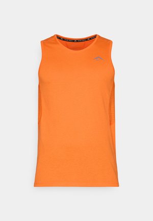 Orange ärmelloses Sporttanktop mit einem Netztextur an den Seiten und einem blauen Logo auf der Brust. Glattes Material, Rundhalsausschnitt.
