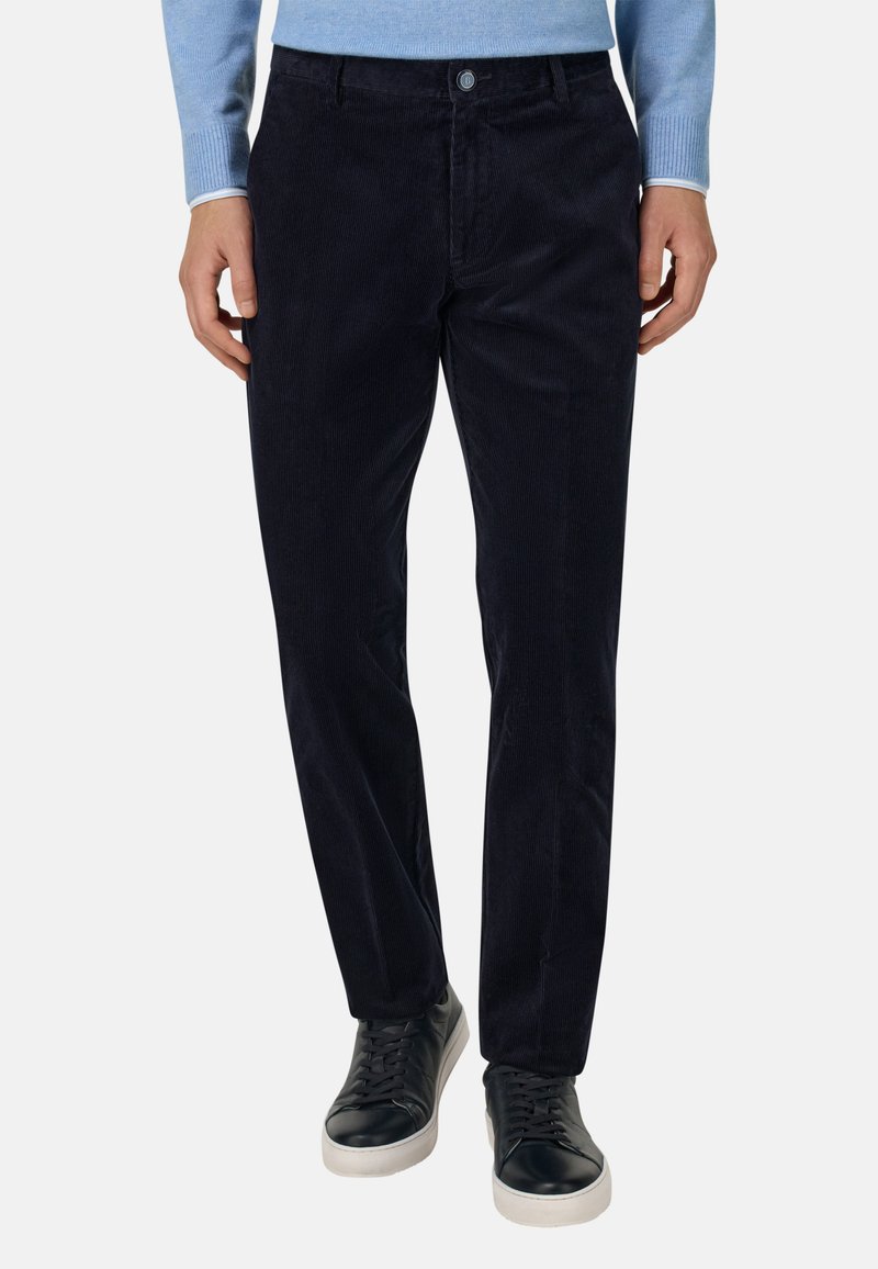 Granatowe spodnie kordowe o prostym kroju, z standardowym stanem, pięcioma kieszeniami i subtelną fakturą prążków.