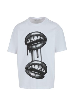 Witte katoenen T-shirt met een grafisch ontwerp van twee lippen met zilveren tanden en zwarte druppelaccenten in het midden.