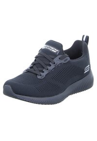Marineblaue Sportschuh mit strukturiertem Strick-Obermaterial, Schnürdesign, robustem Gummisohle und Skechers-Logo an der Seite.