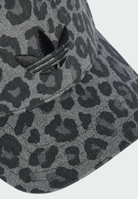 Cappello con stampa leopardata nera e grigia realizzato in tessuto testurizzato, dotato di un logo nero ricamato e dettagli cuciti sulla visiera.