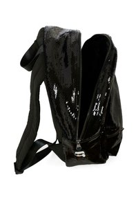 Zaino nero con tessuto trapuntato, dotato di un flap in paillettes con chiusura a zip e un accessorio hardware unico sul tirazip.