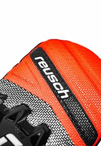 Reusch Torwart-Handschuh mit einem orange-schwarzen strukturierten Design und einem auffälligen Logo, verstärktem Fingerschutz und Griffmustern.
