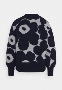 Neulepaita, jossa tummansininen tausta ja suuret harmaat kukkakuviot. Pyöreä pääntie, resorit hihansuissa ja rento istuvuus. Pehmeä neulottu materiaali.