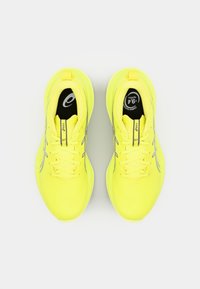 Baskets de sport jaune fluo avec une tige en mesh, des lacets plats et des accents réfléchissants argentés. Semelles intérieures rembourrées et semelles extérieures en caoutchouc durables.