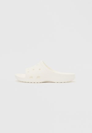 Hvid slip-on sandal med ventilationshuller og en tekstureret sål, designet til afslappet brug.