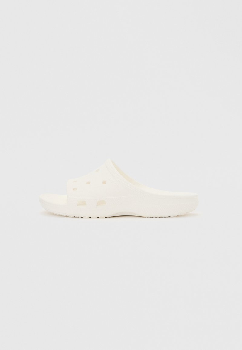 Sandale blanche à enfiler avec des trous de ventilation et une semelle texturée, conçue pour un usage décontracté.