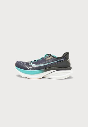 Chaussure de course bleu foncé et bleu sarcelle avec semelle blanche épaisse, maintien du talon noir et lacets bleu sarcelle sur fond clair uni.