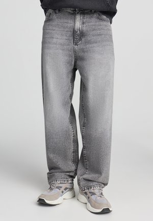 Jeans in denim grigio con una vestibilità comoda, caratterizzati da un lavaggio sbiadito, design standard a cinque tasche e dettagli cuciti lungo le cuciture.