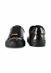 Czarne skórzane sneakersy z fakturą w krokodyla, z czarnymi sznurowadłami, żółtymi oczkami i złotą tabliczką z logo na języku.