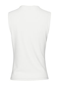 Biały top bez rękawów wykonany z miękkiego materiału. Okrągły dekolt, dopasowany krój i gładka faktura bez widocznych wzorów czy akcentów.