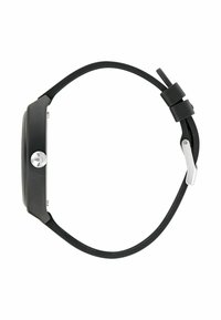 Montre noire avec un boîtier rectangulaire, finition mate, couronne argentée et bracelet en caoutchouc noir. Design simple, sans motifs ni accents visibles.
