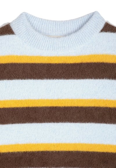 Pull en maille douce avec des rayures horizontales bleu clair, jaune et marron, avec un col rond côtelé.