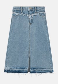 Denimskjørt i lys blå, A-linjeformet med frynset kant, frontspalte og klassisk femlommersdesign. Metallknappelukking i livet.