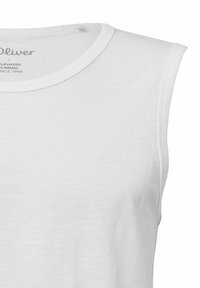 Weißes ärmelloses T-Shirt aus weichem, leichtem Stoff. Mit rundem Ausschnitt und dezentem s.Oliver-Logo, das auf der Vorderseite eingeprägt ist.