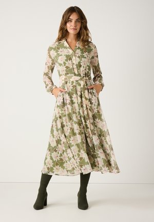 Langes, florales Kleid in Grün mit pinken Akzenten. Verfügt über eine durchgehende Knopfleiste, einen Kragen und Taschen. Weicher, fließender Stoff mit taillierter Passform.