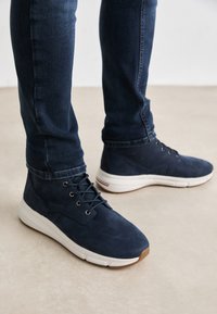 Tommy Hilfiger LIGHT HYBRID BOOT - Botines con cordones - desert sky