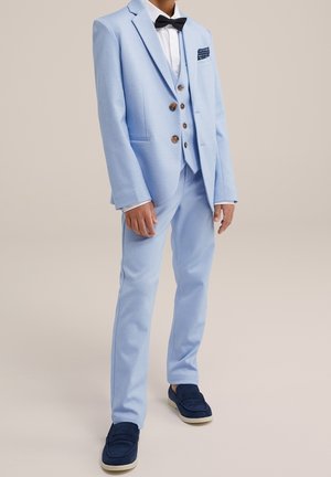 Traje azul claro con chaqueta de un solo pecho, tres botones, pantalones a juego, camisa blanca, pajarita negra y mocasines azul marino.