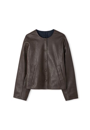 Chaqueta de cuero marrón oscuro con cierre de botones presión, mangas largas, cuello redondo y dos bolsillos verticales laterales, presentada extendida sobre fondo blanco.